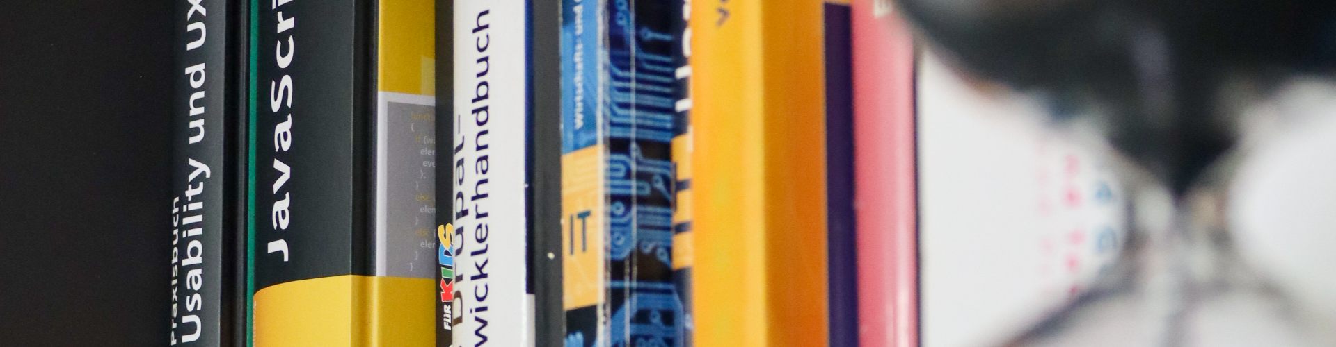 Bücherregal mit einer Sanduhr